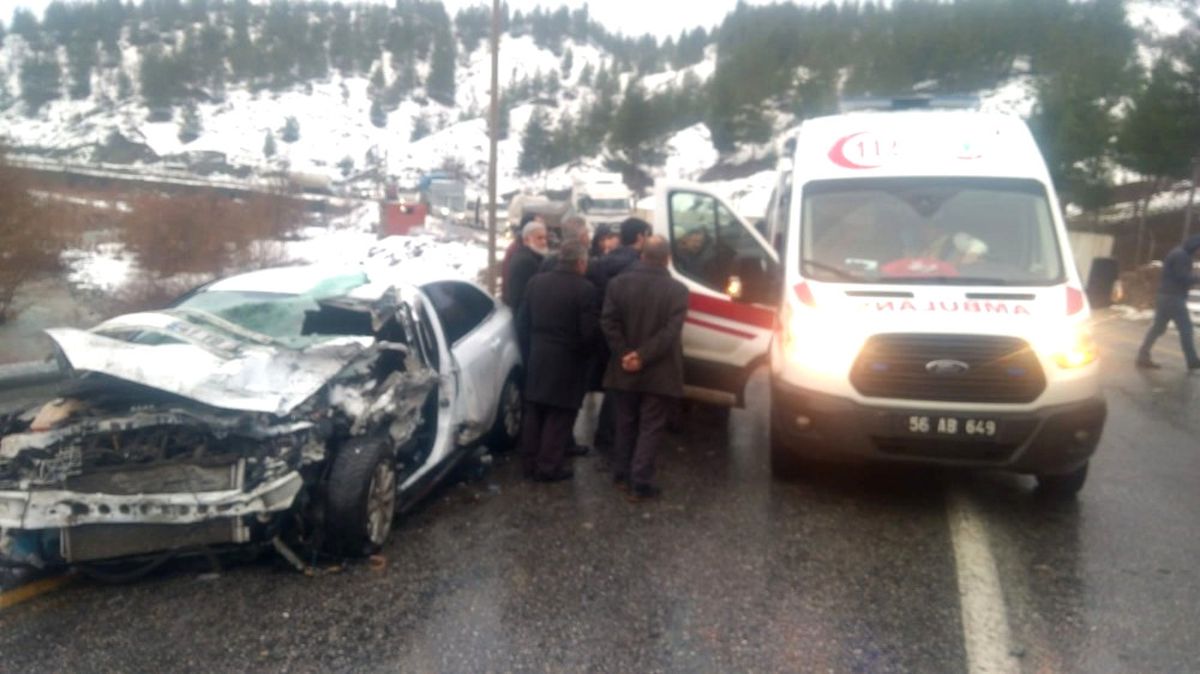 Bitlis\'te Trafik Kazası: 1\'i Ağır 2 Yaralı