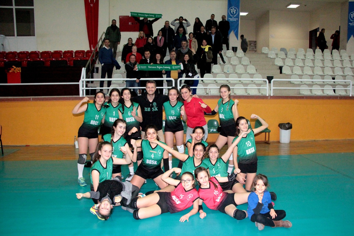 Bornova Belediyespor Voleybolda Dolu Dizgin