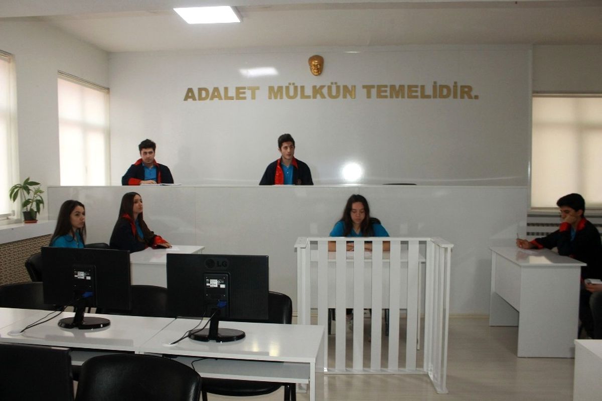 Bu Mahkemede Herkes Öğrenci