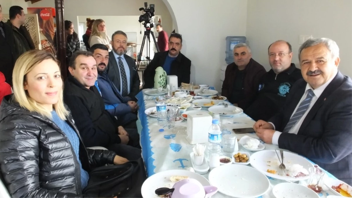Burhaniye Belediye Başkanı Uysal Gazetecilerle Bir Araya Geldi