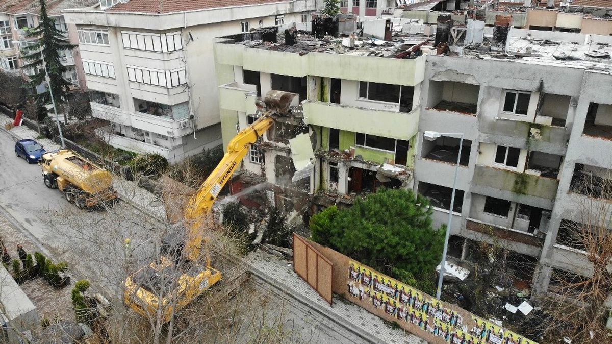 Büyükçekmece\'de Yerinde Dönüşüm Kapsamında Yıkılan Bina Havadan Görüntülendi