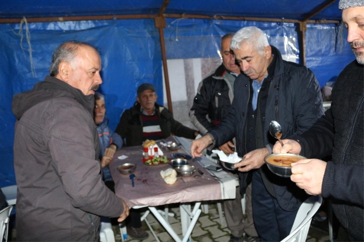 Demre\'de Her Gün Sabah Namazı Sonrası Sıcak Çorba Dağıtımı