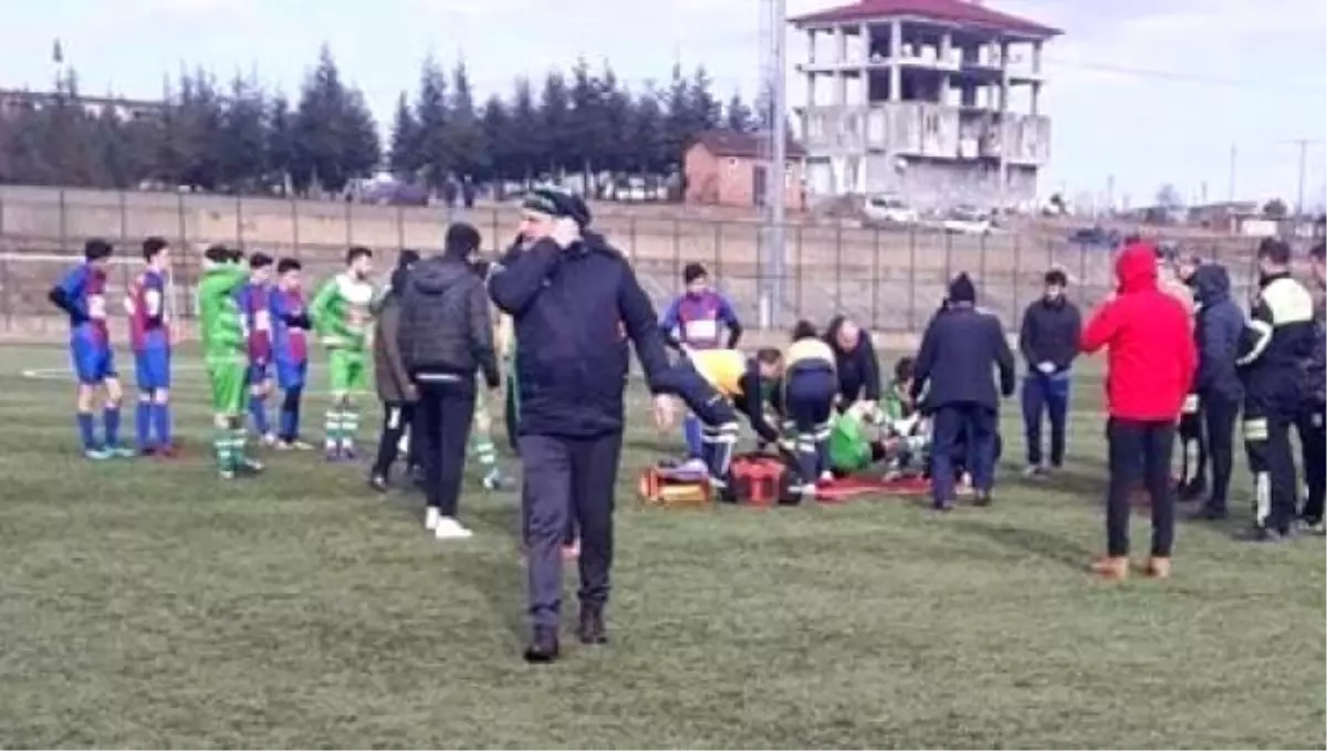 Dili Boğazına Kaçan Futbolcuyu Takım Arkadaşı Hayata Döndürdü