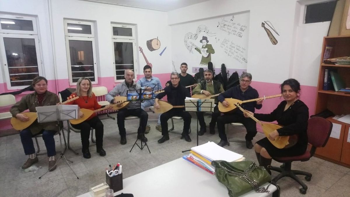 Erdek Halk Eğitim\'den "Bağlama" Kursu
