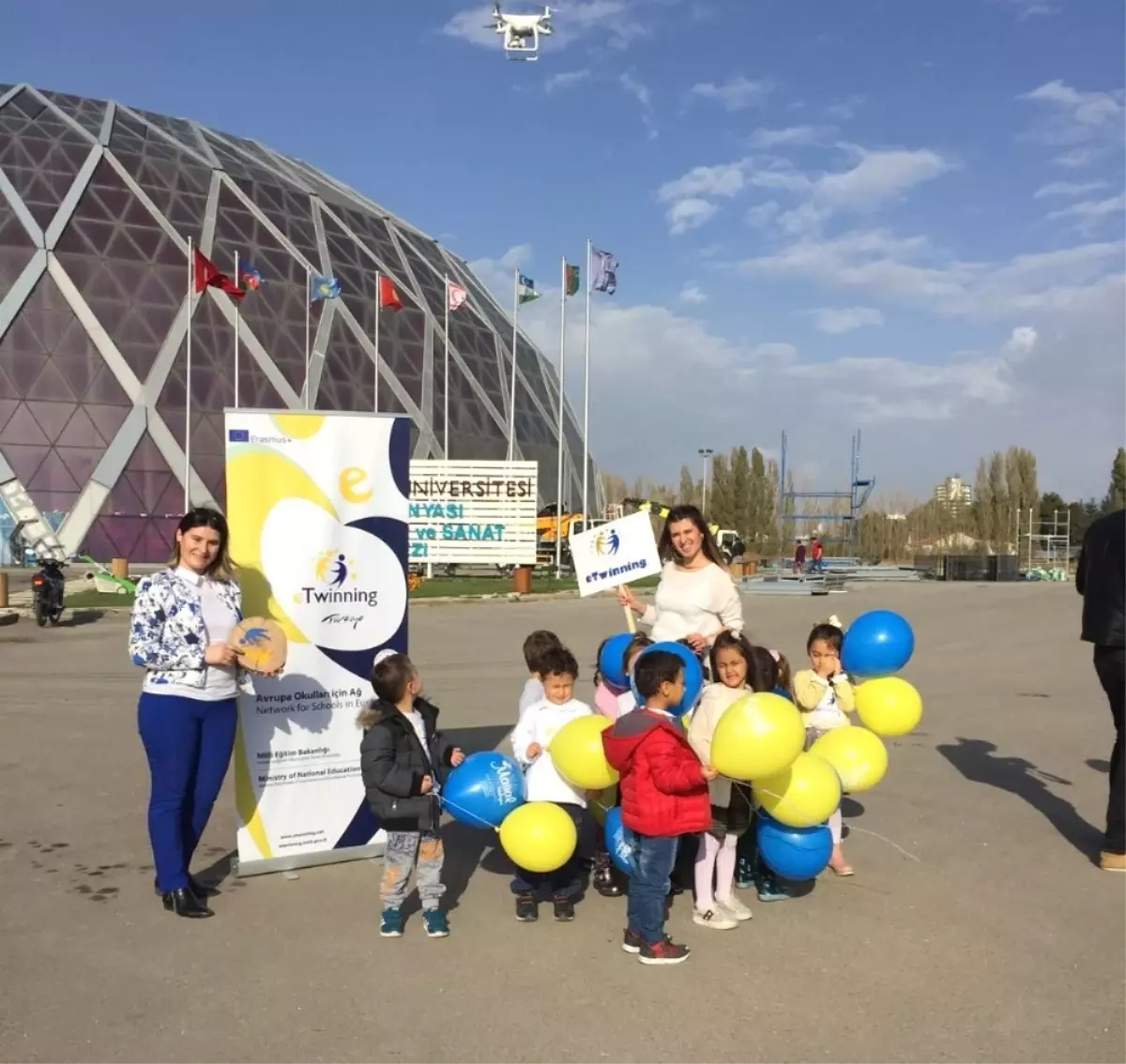 Eskişehirli Minikler, Oyuncaklarını Yüksekova\'ya Yolladı