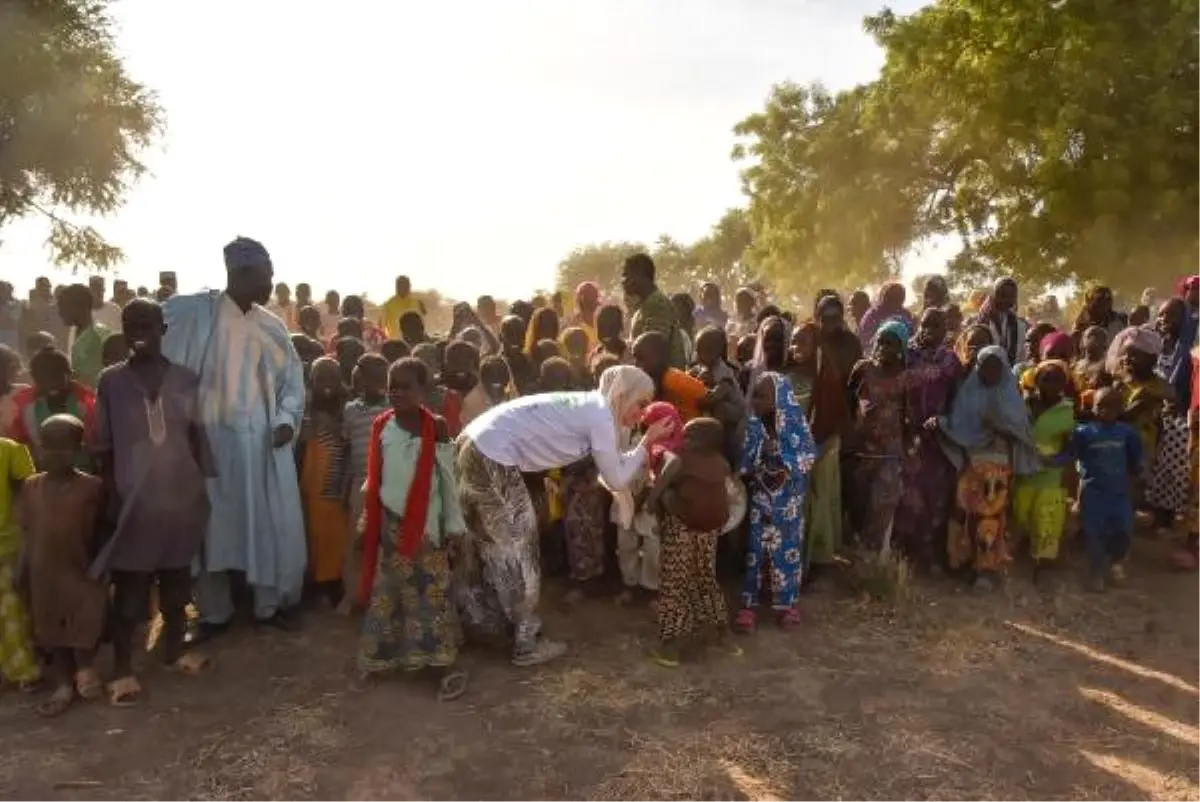 Gamze Özçelik ve Gönüllüler Kamerun\'da Su Kuyuları Açtı