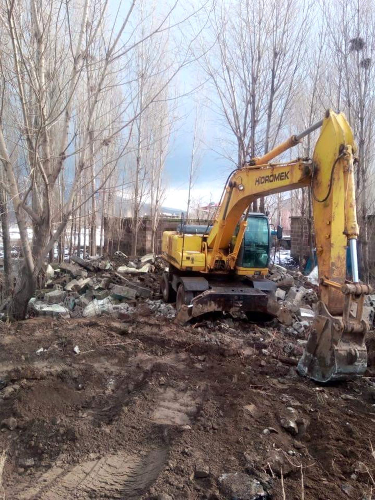 Güroymak\'taki Metruk Binalar Yıktırıldı