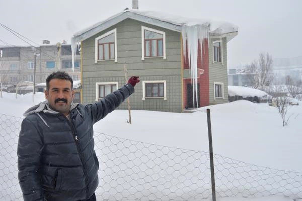 Hakkari\'de 2 Katlı Bina Boyunda Buz Sarkıtı Oluştu