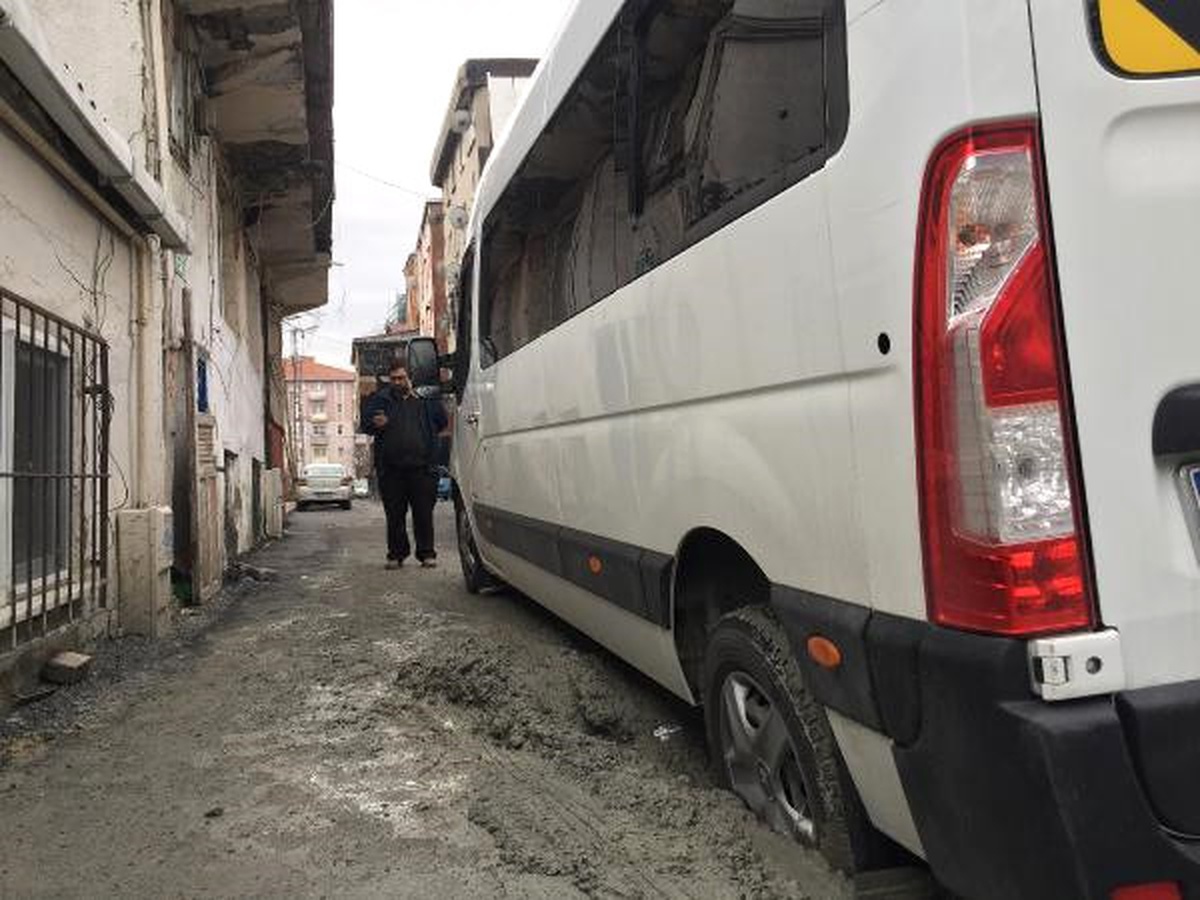 Halkalı\'da Öğrenci Servisi Yoldaki Islak Betona Battı