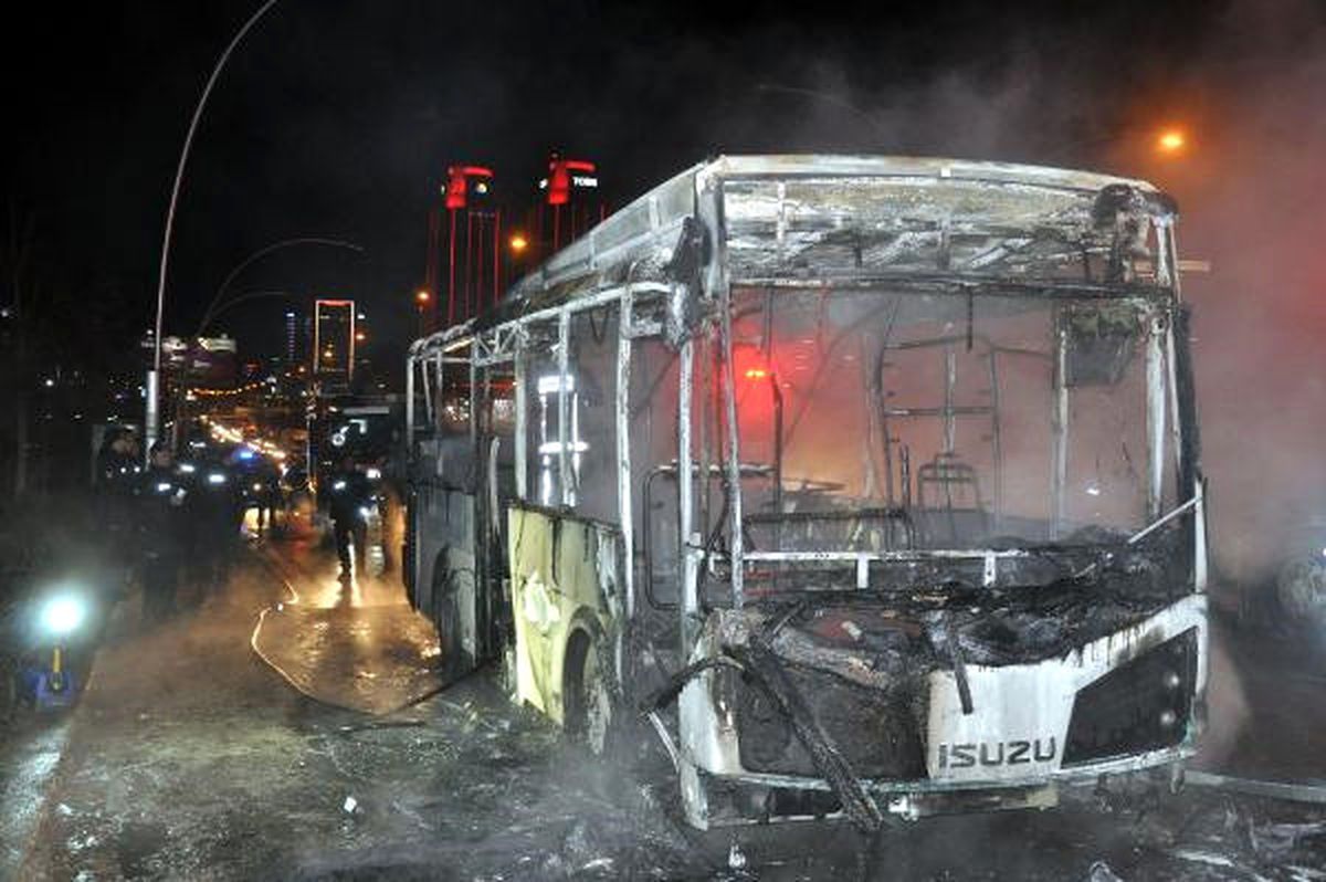 Hareket Halindeki Halk Otobüs Alev Alev Yandı