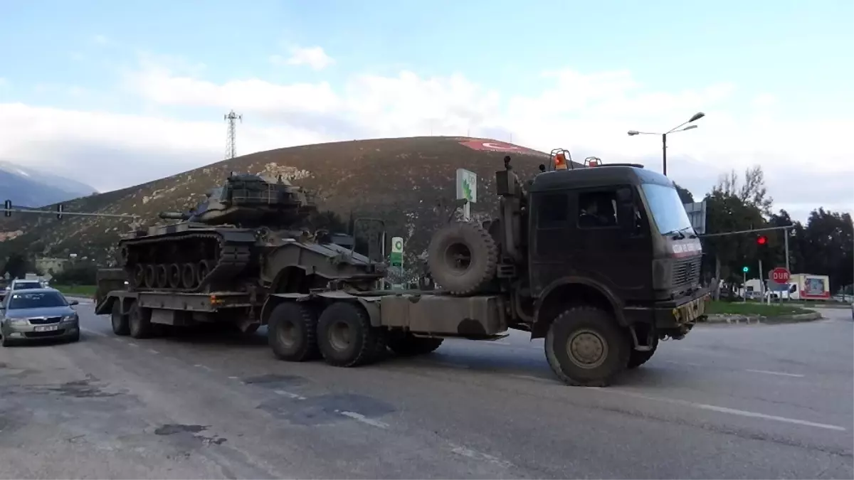 Hatay Sınırına Tank ve Askeri Araç Sevkiyatı