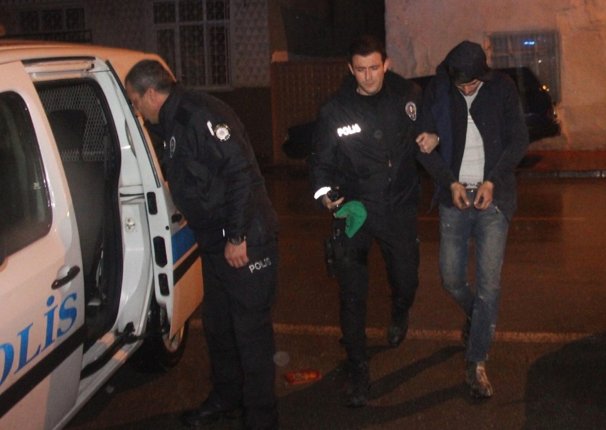 Hırsızlık İçin Girdikleri Evden Kaçmak İsterken Polise Yakalandılar