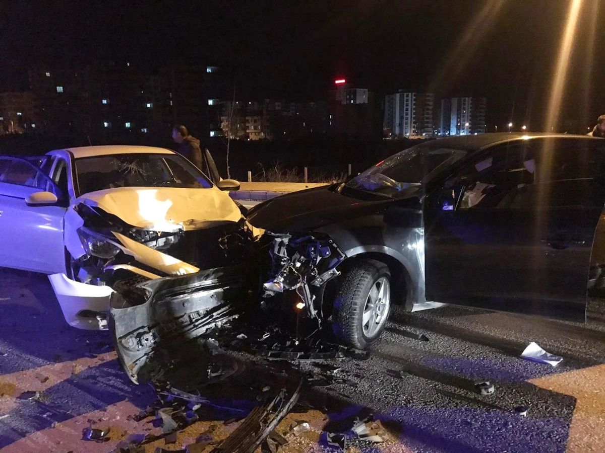 İki Otomobil Çarpıştı: 4 Yaralı
