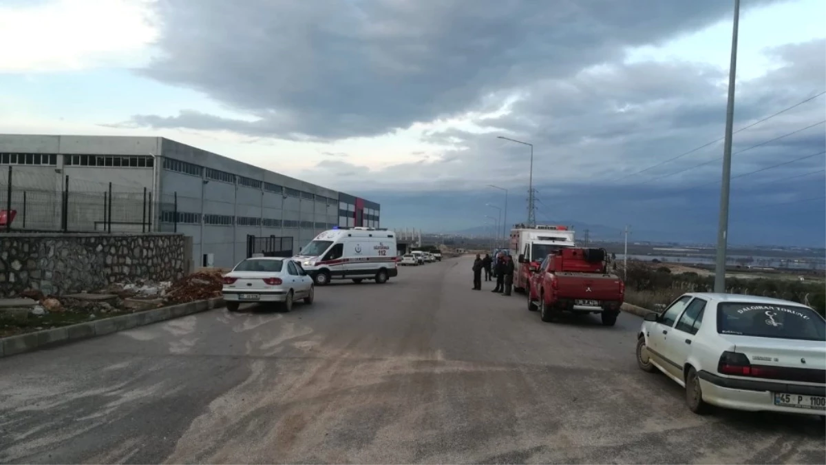 İzmir\'de Fabrikada Kazan Patladı: 1 Ölü, 3 Yaralı