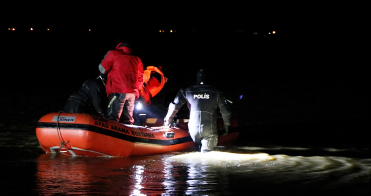 İzmir\'de Ördek Avlamak İsteyen 4 Avcının Gölette Kayığı Battı: 2 Kardeşin Cansız Bedeni Bulundu