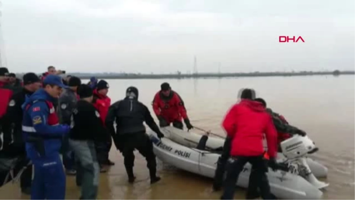 İzmir\'de Ördek Avında Kayık Battı 3 Kişi Öldü, 1 Kişi Kurtarıldı