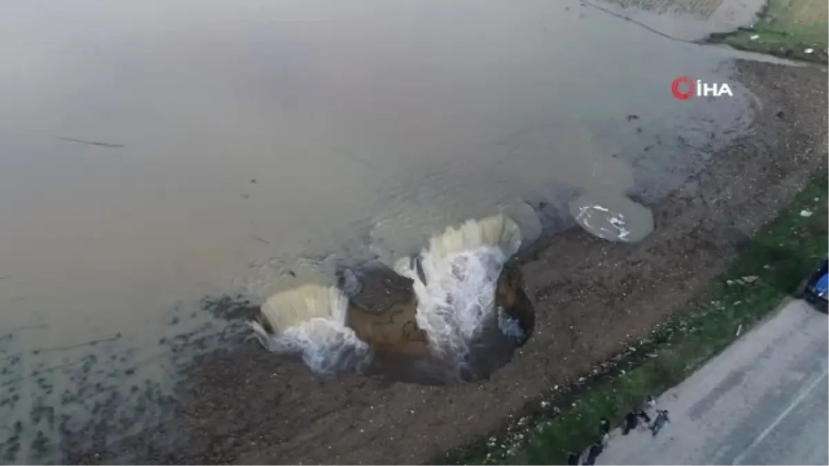 İzmir\'de Ürkütücü Görüntü... Aşırı Yağışlardan Sonra Oluşan Obruklar Havadan Görüntülendi