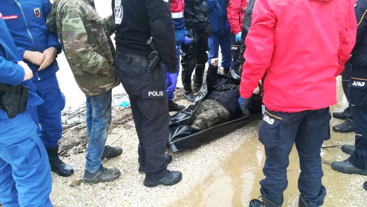 İzmir\'in Torbalı İlçesinde Ördek Avlamak İçin Girdikleri Gölette Kayıkları Batan 4 Kişiden 3\'ünün...