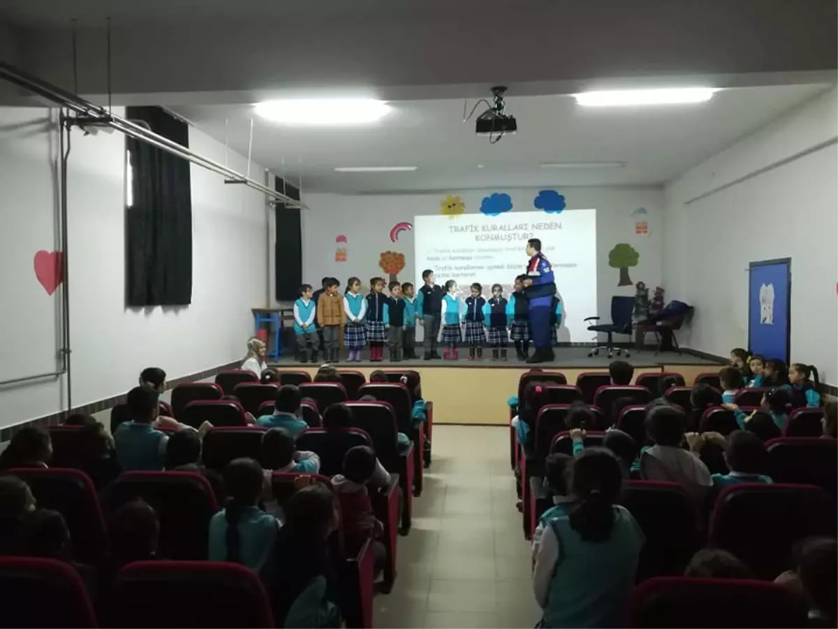 Jandarmadan İlkokul Öğrencilere Trafik Semineri