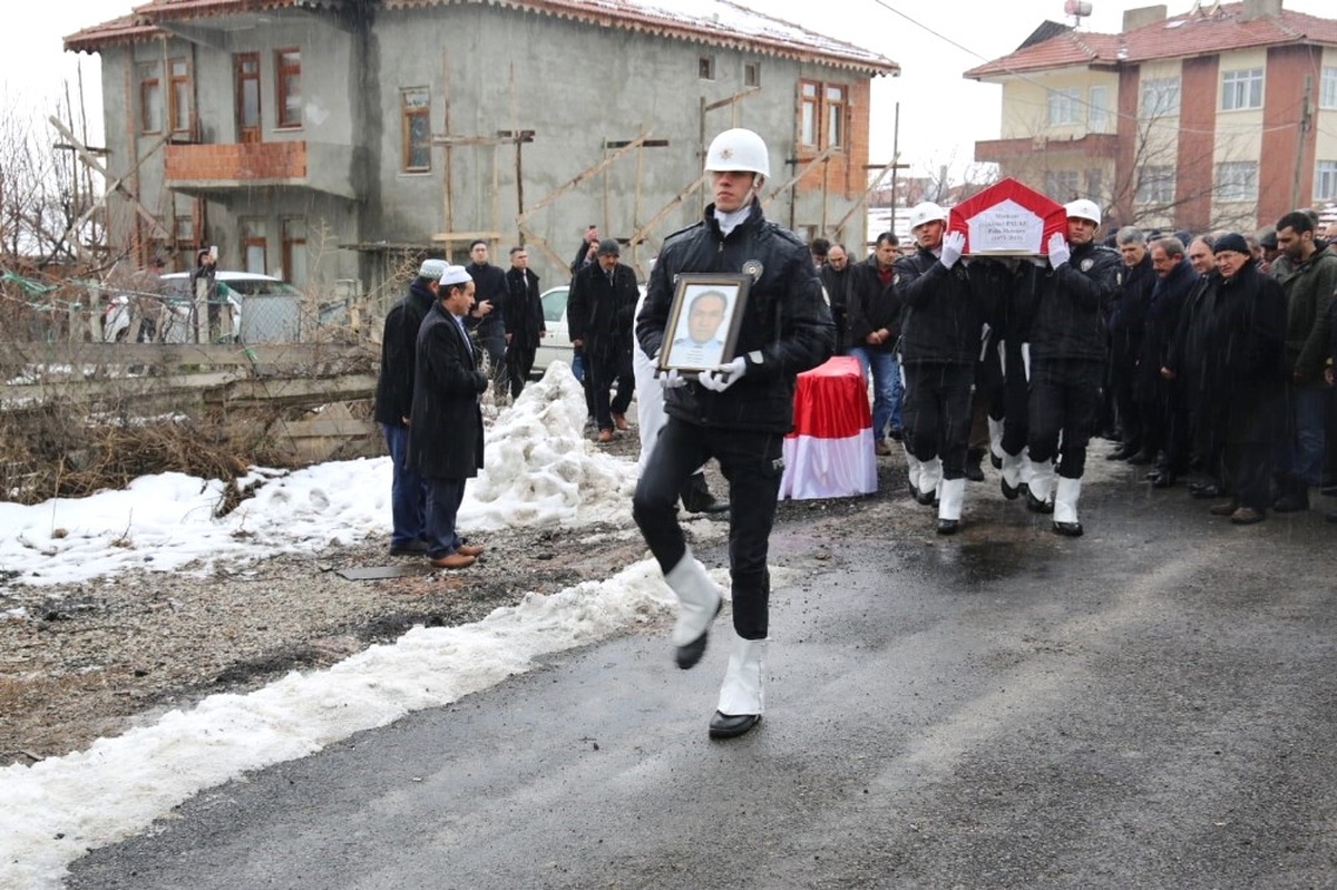 Kalp Krizi Geçiren Polisi Meslektaşları Son Yolculuğuna Uğurladı