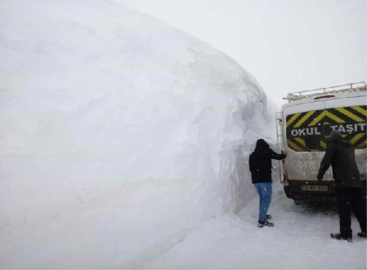 Kar Yağışının Esir Aldığı Karlıova\'da Öğrenciler 18 Günlük Tatilin Ardından Dersbaşı Yaptı