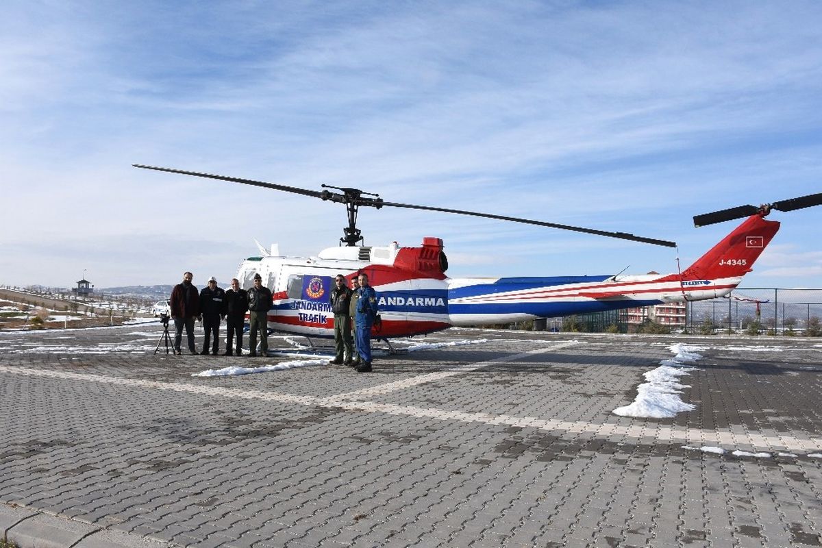 Kırşehir\'de, Jandarma ve Polis Ekiplerinin Katıldığı Helikopter Destekli Trafik Denetimi Yapıldı