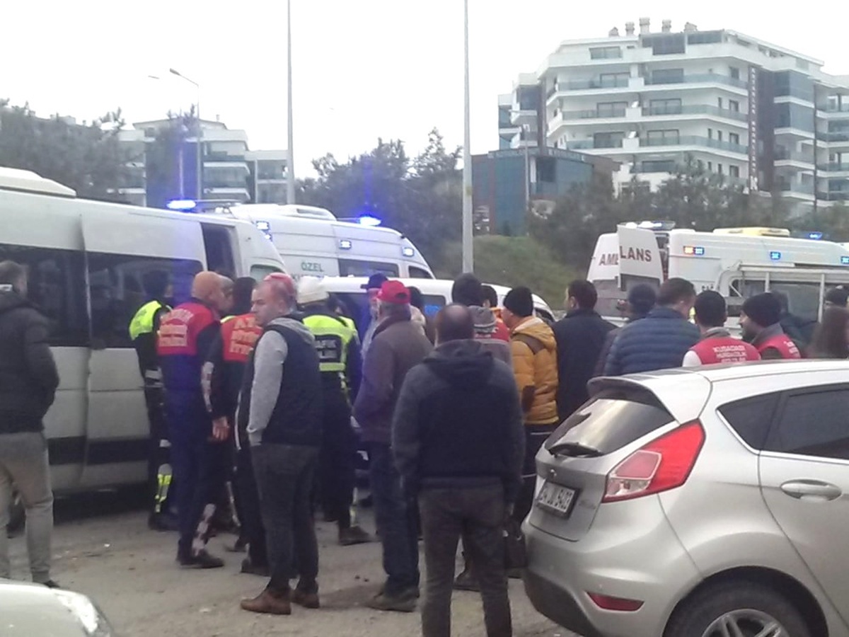 Kuşadası\'nda Öğrenci Servisi Kaza Yaptı