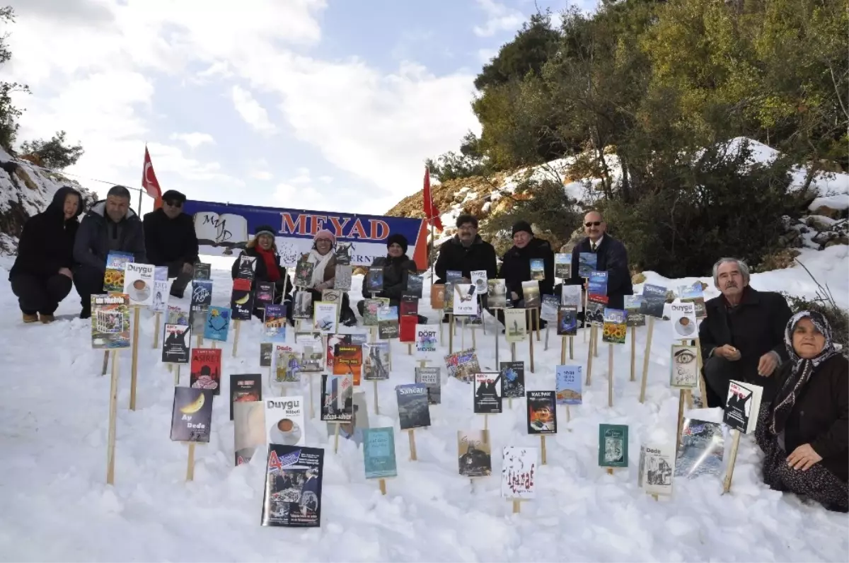 Mersin Yazarlar Derneği, Kar Üstünde Kitap Sergisi Açtı