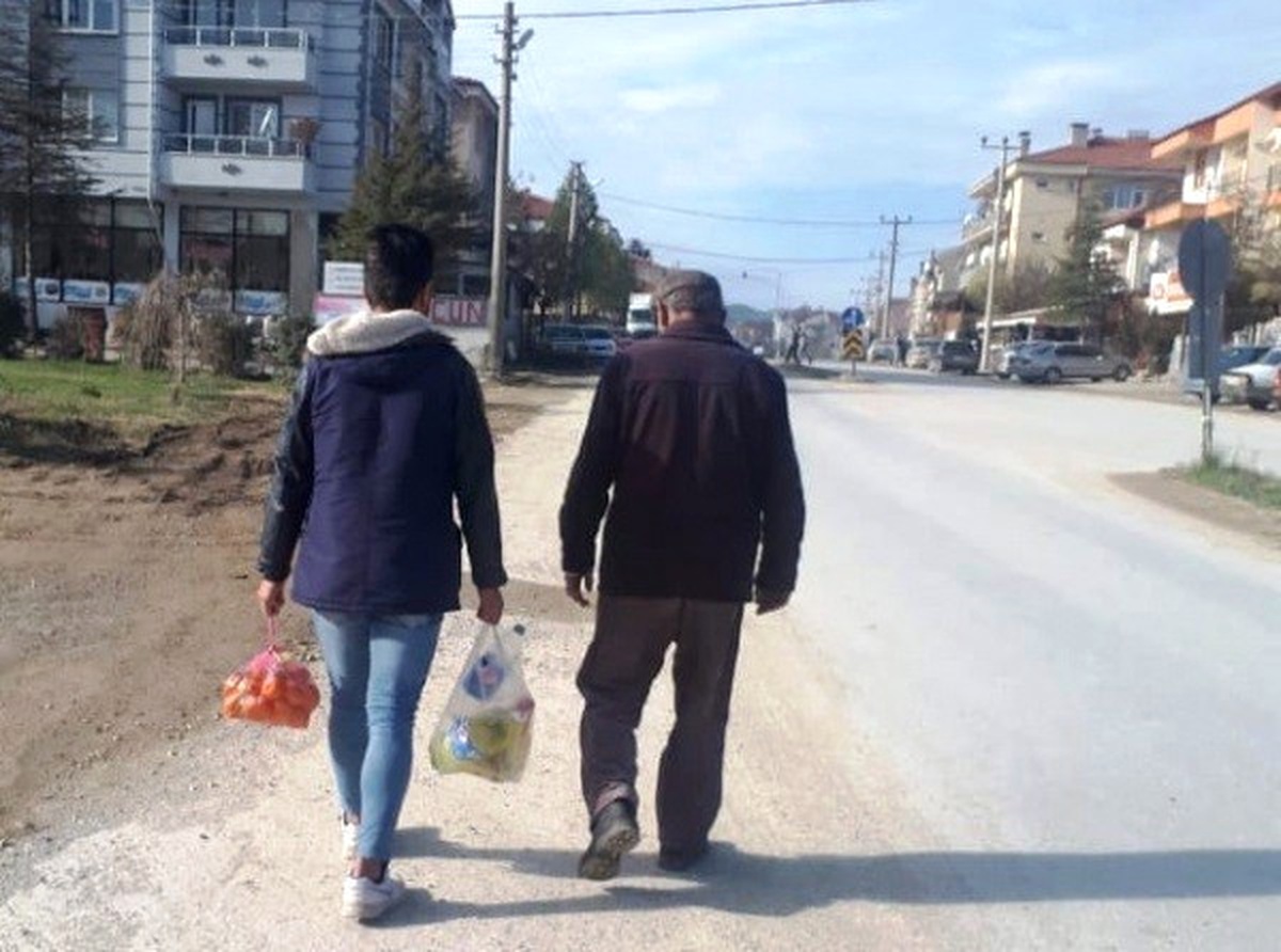 Meslek Lisesi Öğrencileri Yaşlıların Pazar Çantasını Taşıyor
