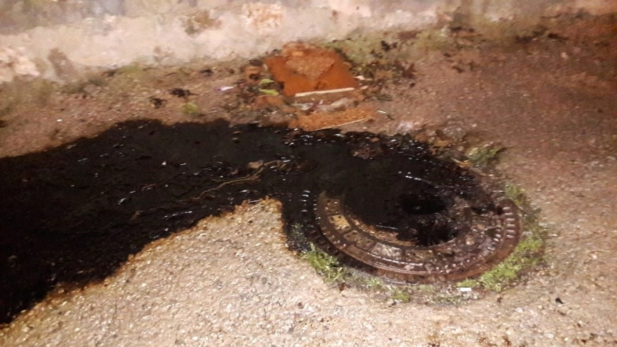 Okulunun Yakıt Tankı Patladı, Sızan Mazot Denize Ulaştı