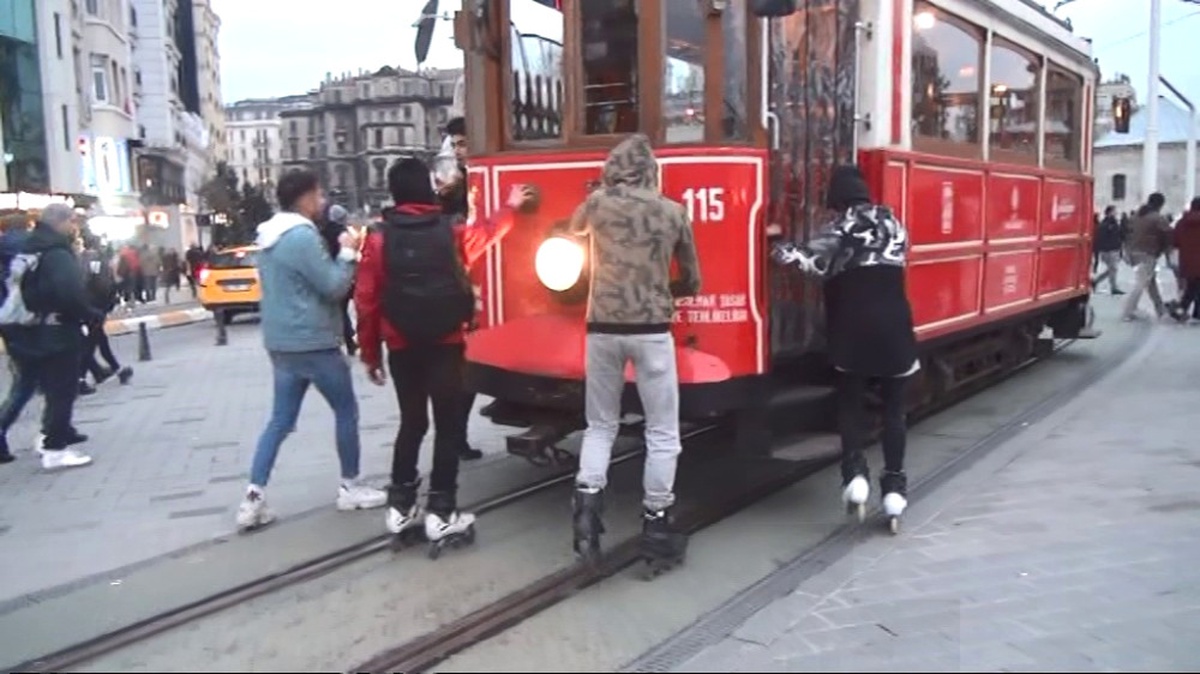 Patenli Gençlerin Tehlikeli Tramvay Yolculuğu