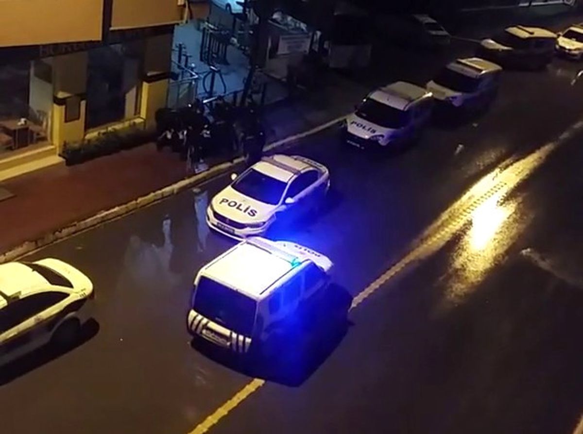 Pendik\'te 1\'kadın 2 Hırsız, Polis Ekiplerince Kıskıvrak Yakaladı