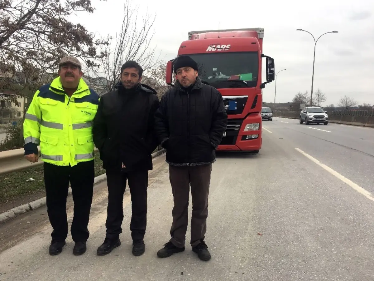 Pendik\'te Limana Giriş İçin Bekleyen Tırlar Kilometrelerce Kuyruk Oluşturdu