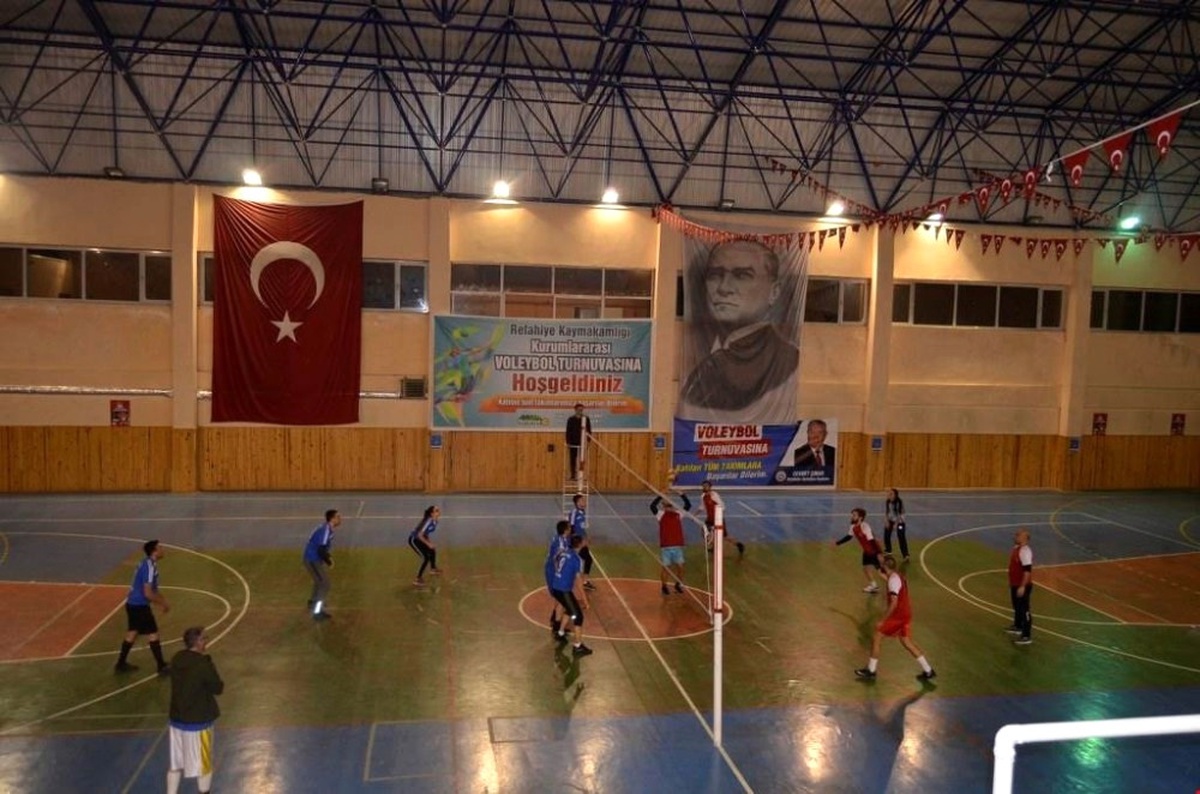 Refahiye\'de Kurumlar Arası Voleybol Turnuvası Yapıldı