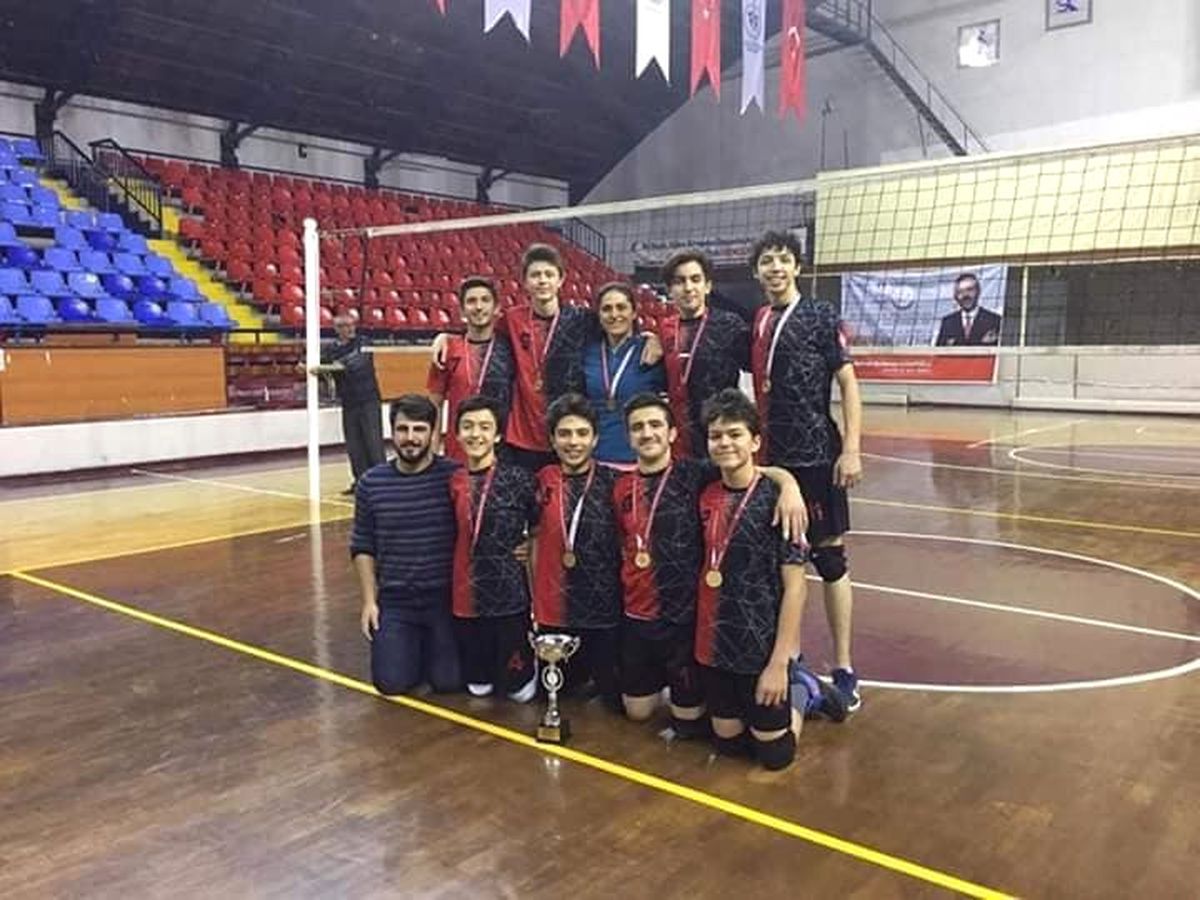 Simav Fen Lisesi Voleybolda İl Şampiyonu Oldu