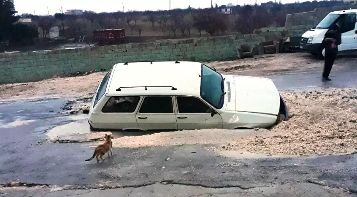 Su Borusu Patladı, Otomobil Yolda Oluşan Dev Çukura Düştü