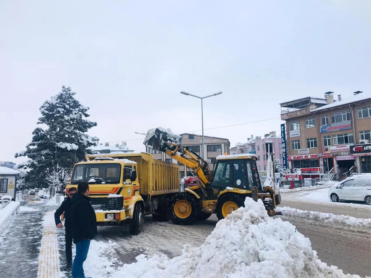 Tonlarca Kar Şehir Dışına Yaşındı, 150 Ton Tuz Döküldü