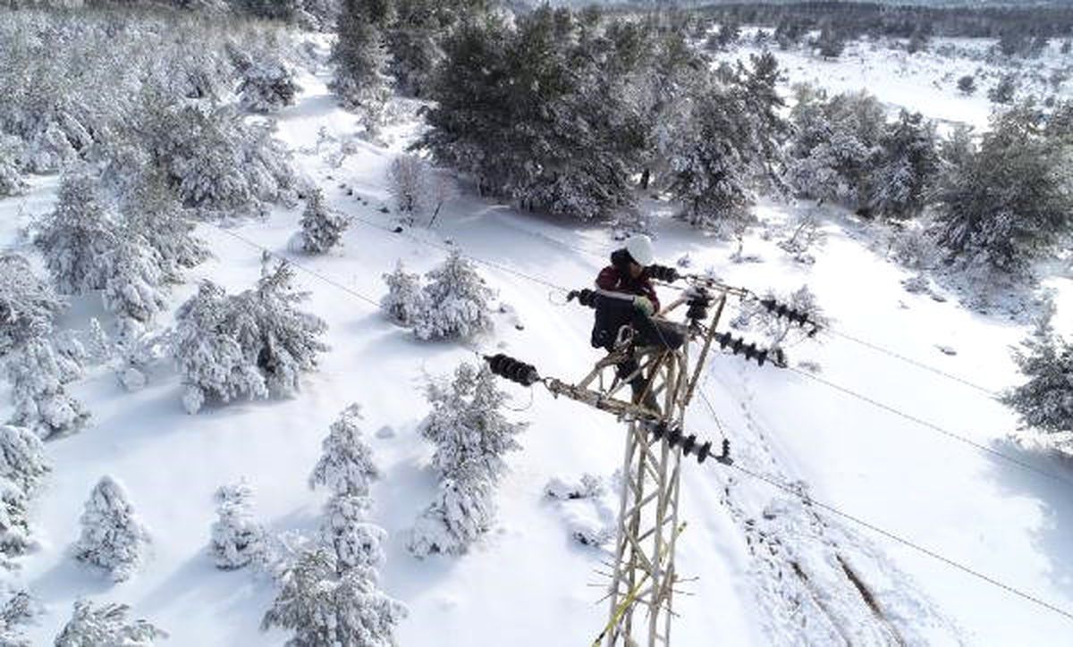 Uludağ\'da Elektrik Ekiplerinin Doğayla Zorlu Mücadelesi
