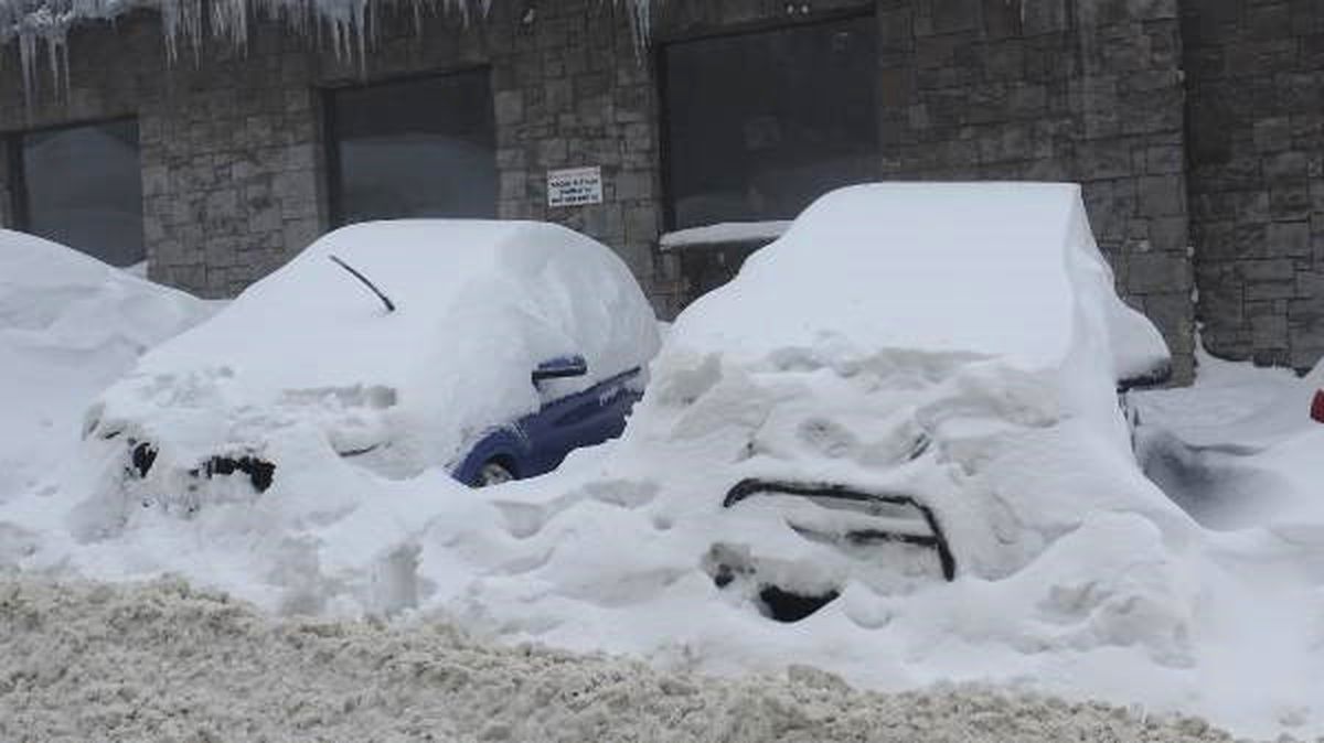 Uludağ\'da Tatilciler Kar Altında Araçlarını Aradı