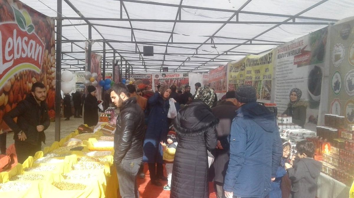 Van\'da Yöresel Ürün Pazarına Yoğun İlgi