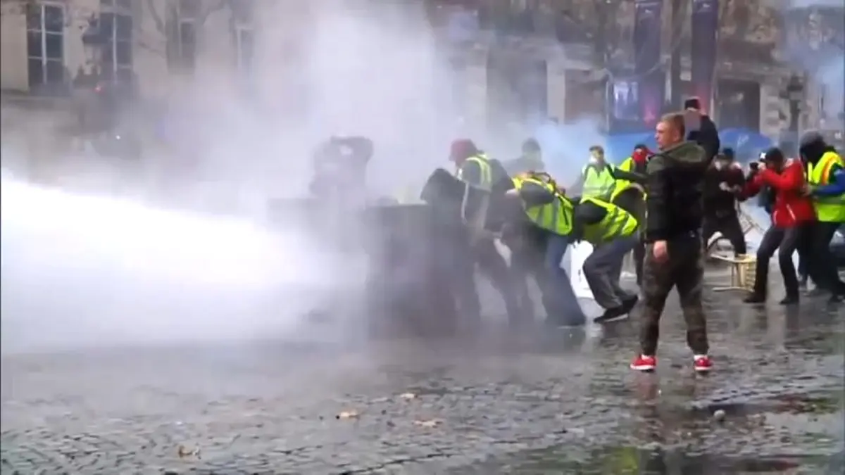 Video | Fransa\'da "Sarı Yeleklilerin" Protestoları Ülke Ekonomisini Sarsıyor