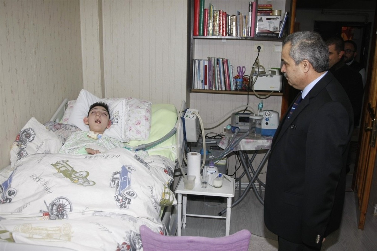 11 Yaşındaki Arda Solunum Cihazına Kavuştu