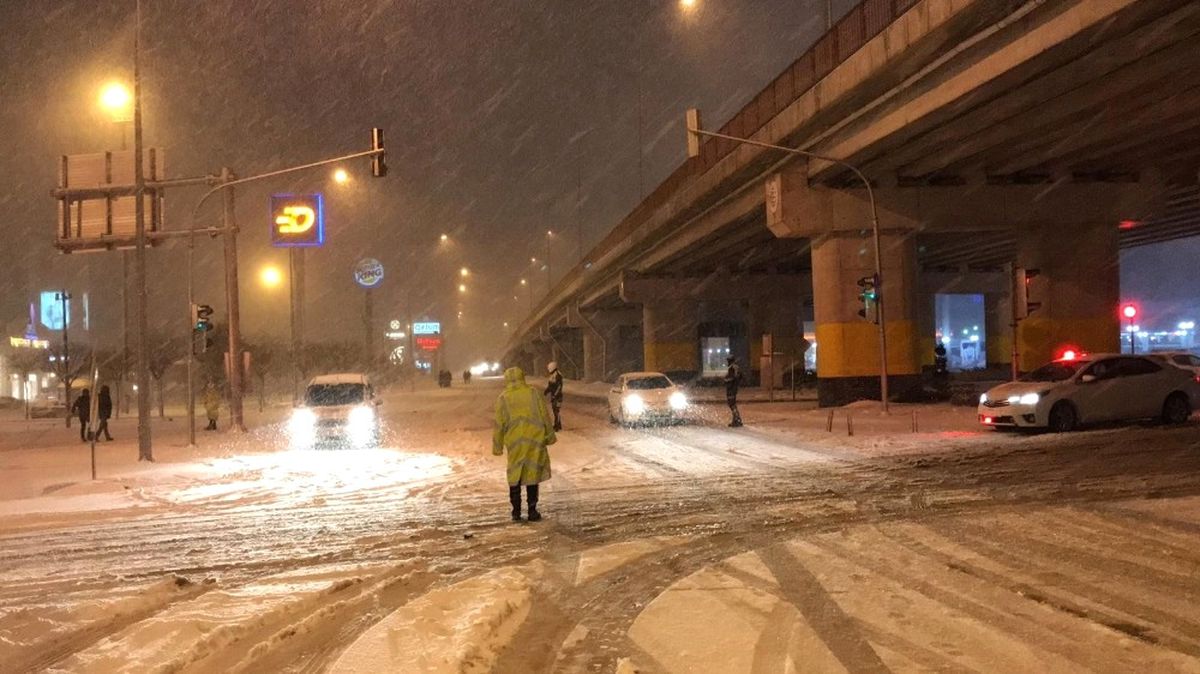 Afyonkarahisar\'da Bağlantı Yolları Kar ve Tipi Nedeniyle Kapandı