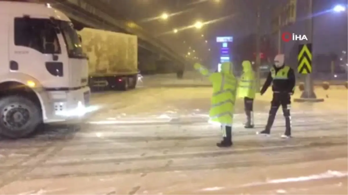 Afyonkarahisar\'da Bağlantı Yolları Kar ve Tipi Nedeniyle Kapandı- Trafik Ekipleri Kavşaklarda...