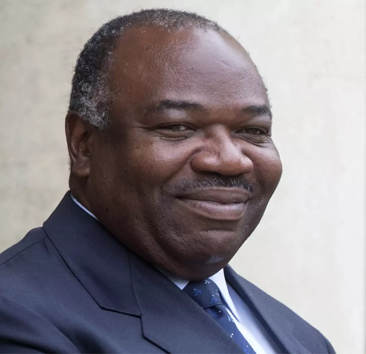 Ali Bongo Ülkesine Dönüyor