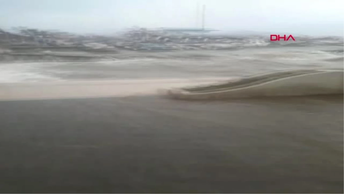 Antalya\'da Fırtına Nedeniyle Demirli Tekne Battı