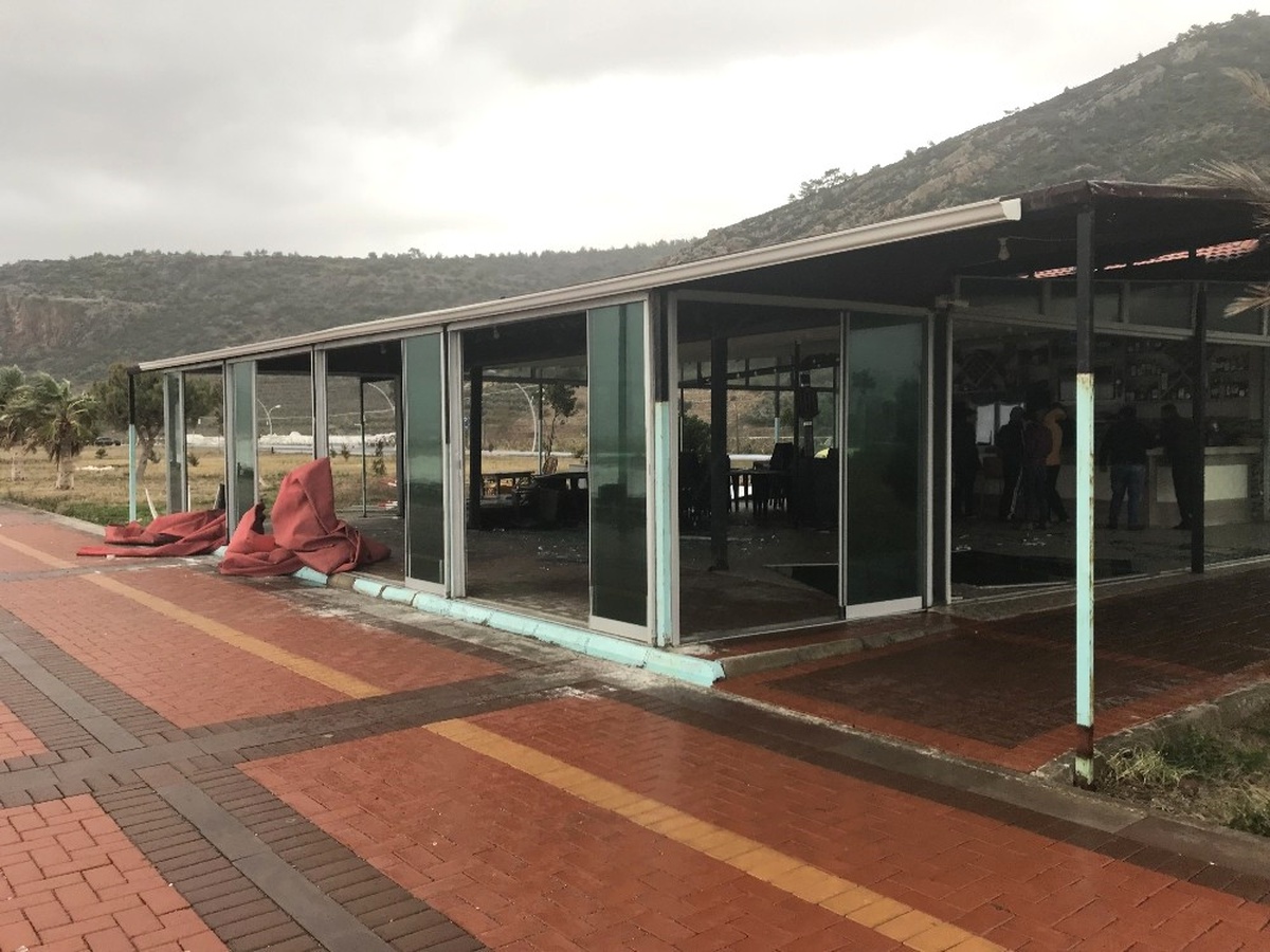 Antalya\'da Sağanak ve Fırtına Büfenin Camlarını Uçurdu, Ağaçları Devirdi
