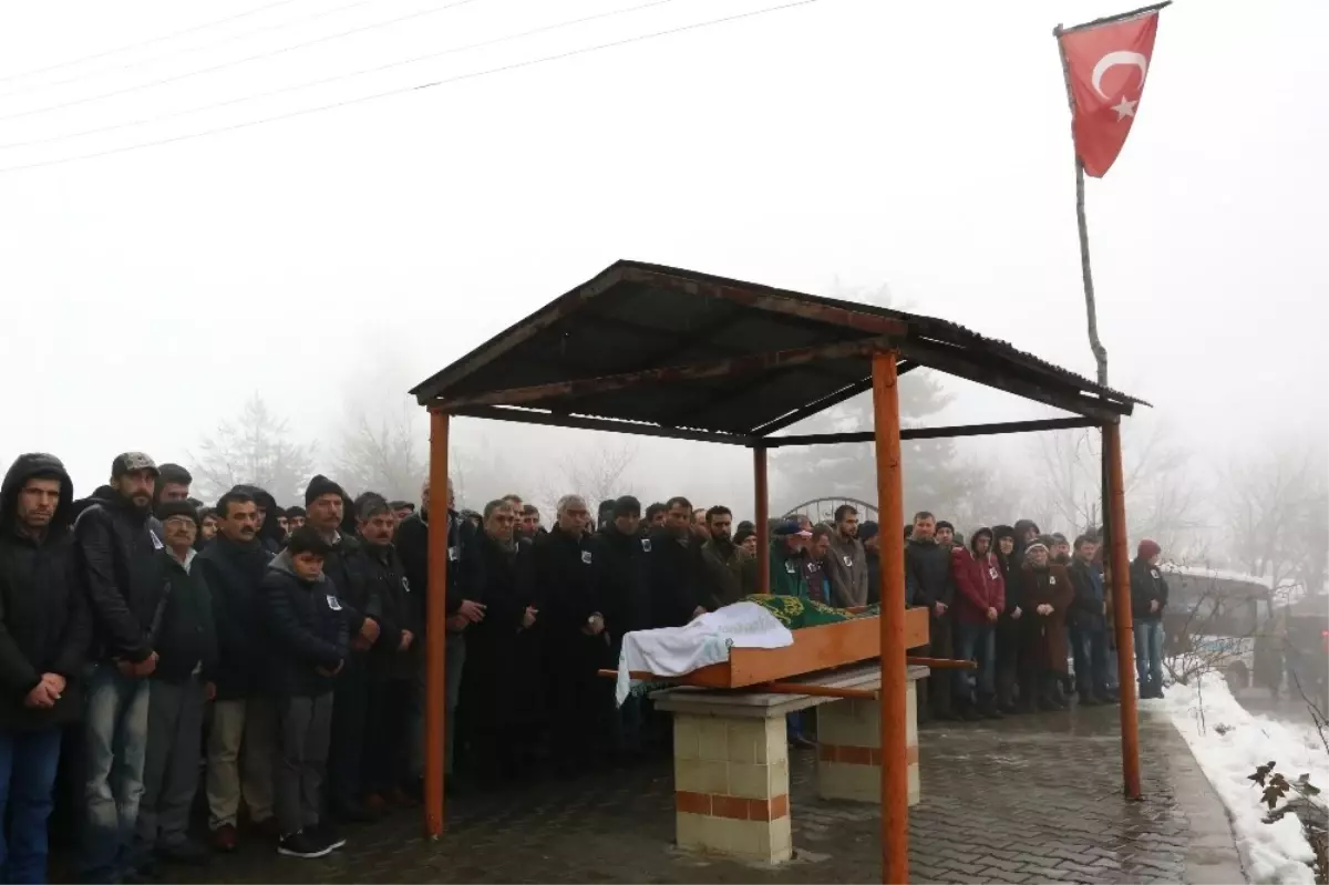 Babasını Maden Kazasında Kaybeden Nevzat, Son Yolculuğunda Tabutunun Başından Ayrılmadı