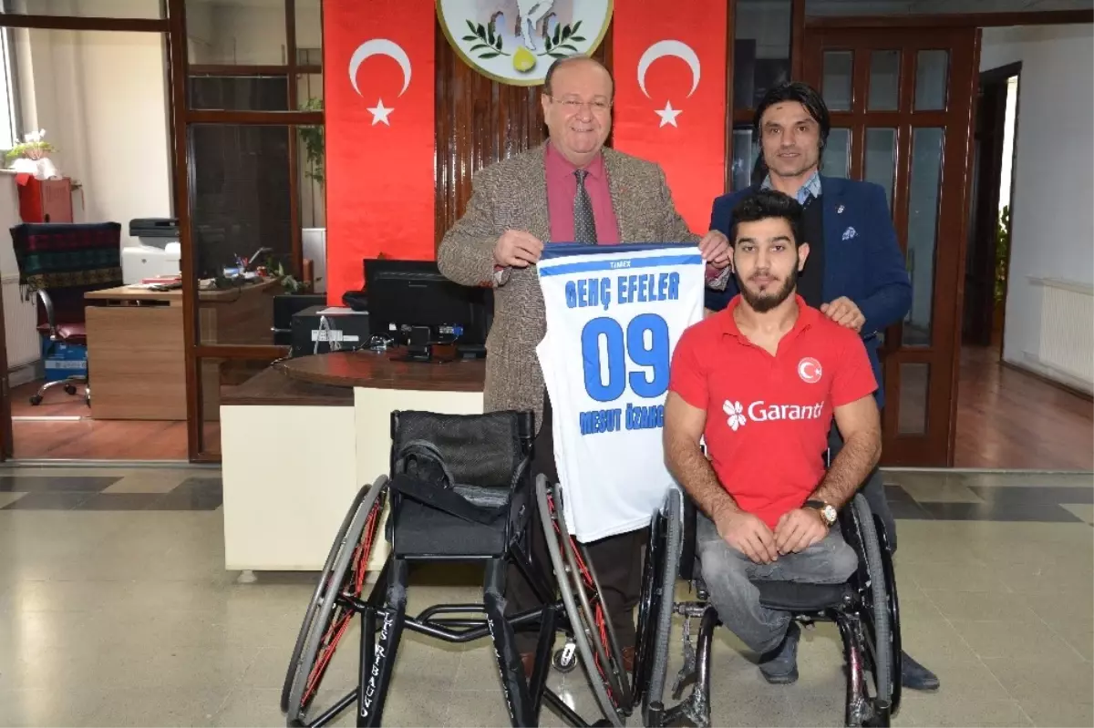 Başkan Özakcan Engelli Sporcuyu Sevindirdi