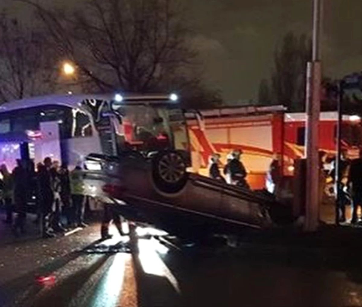 Başkent\'te Zenit Kazan Erkek Voleybol Takımını Taşıyan Otobüs Kaza Yaptı